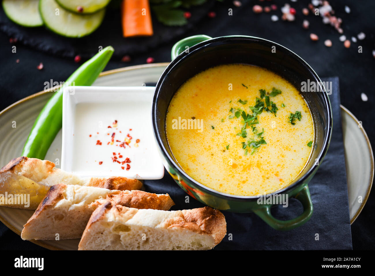 Griechische Hühnersuppe mit frischem Gemüse und hausgemachtem Brot Stockfoto