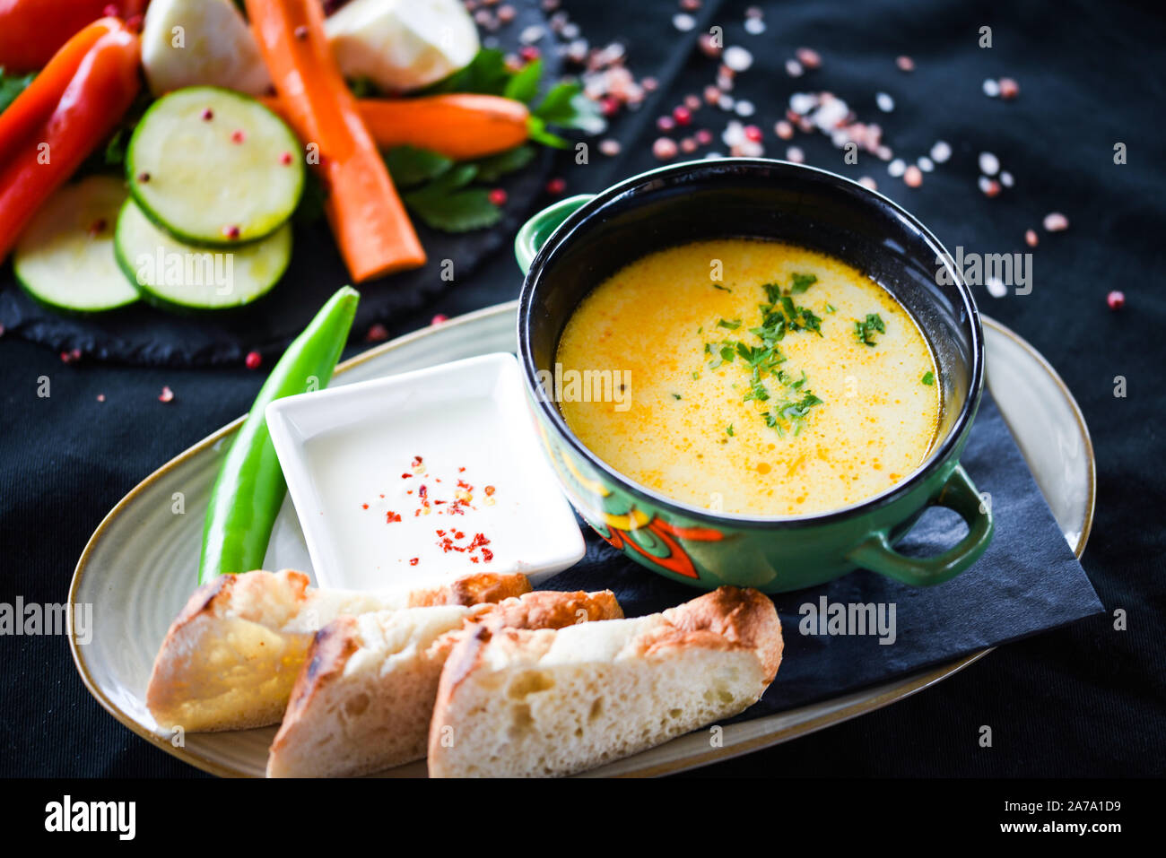 Griechische Hühnersuppe mit frischem Gemüse und hausgemachtem Brot Stockfoto