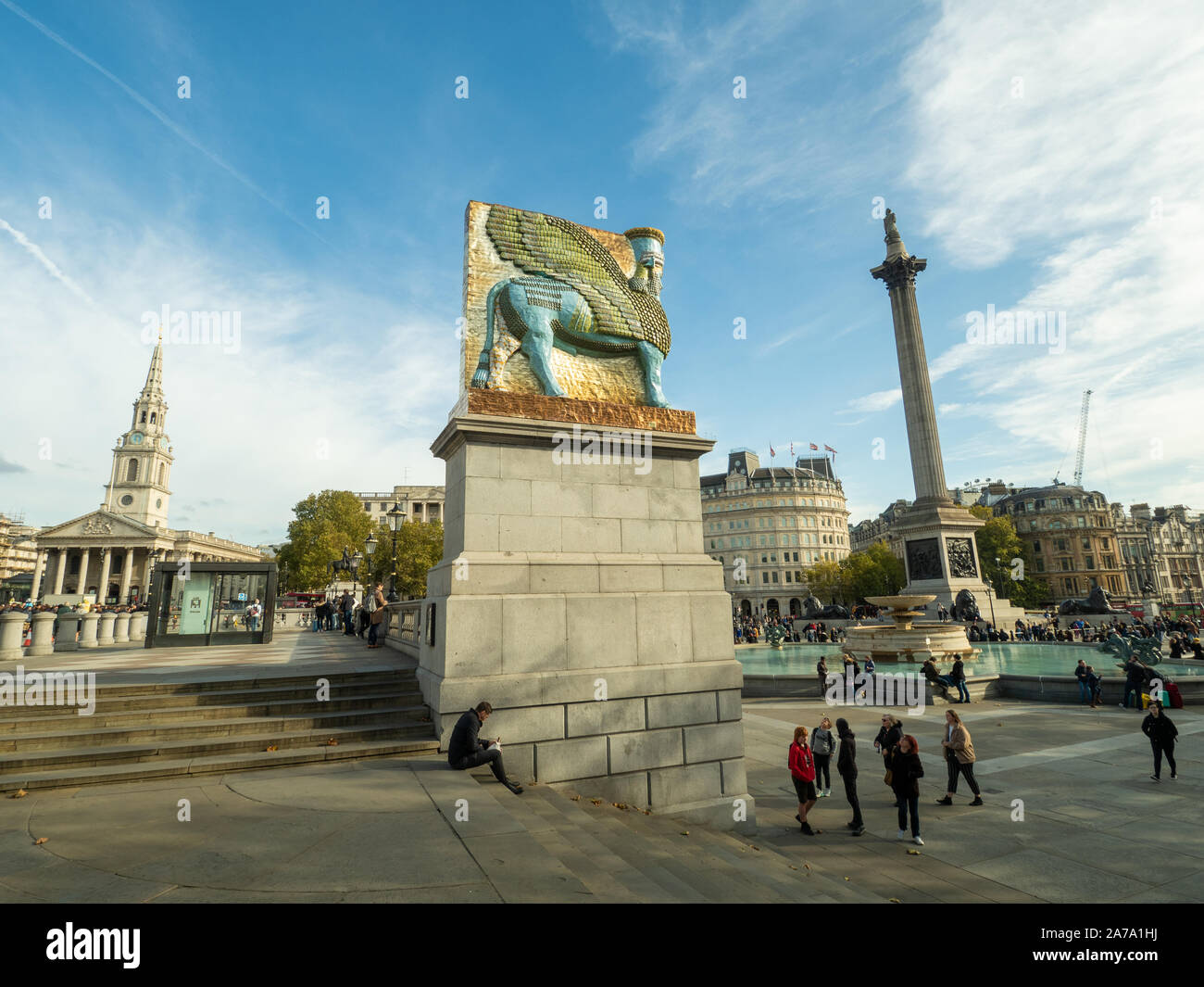 Trafalgar Square in London, England. Auf dem vierten Sockel steht "Der Unsichtbare Feind Soll Es Nicht geben" von Michael Rakowitz. Stockfoto