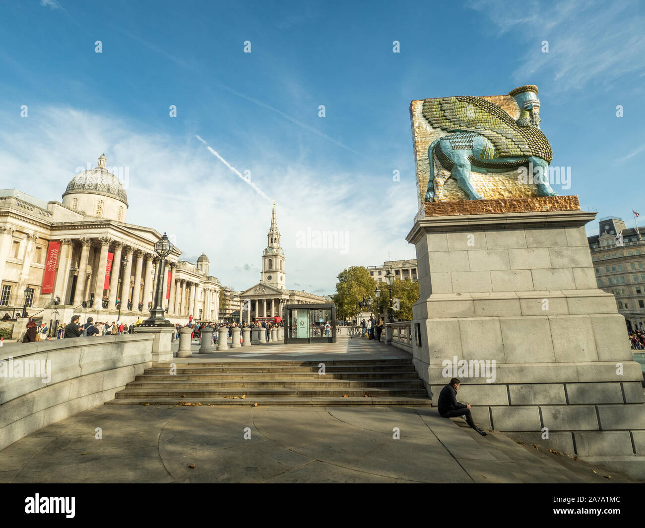 Trafalgar Square mit. "Der Unsichtbare Feind Sollte Nicht Existieren" von Michael Rakowitz (rechts), National Gallery (links) und St Martin in den Feldern (Mitte). Stockfoto