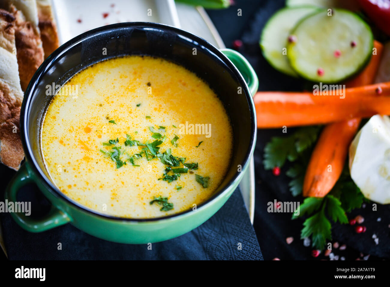 Griechische Hühnersuppe mit frischem Gemüse und hausgemachtem Brot Stockfoto
