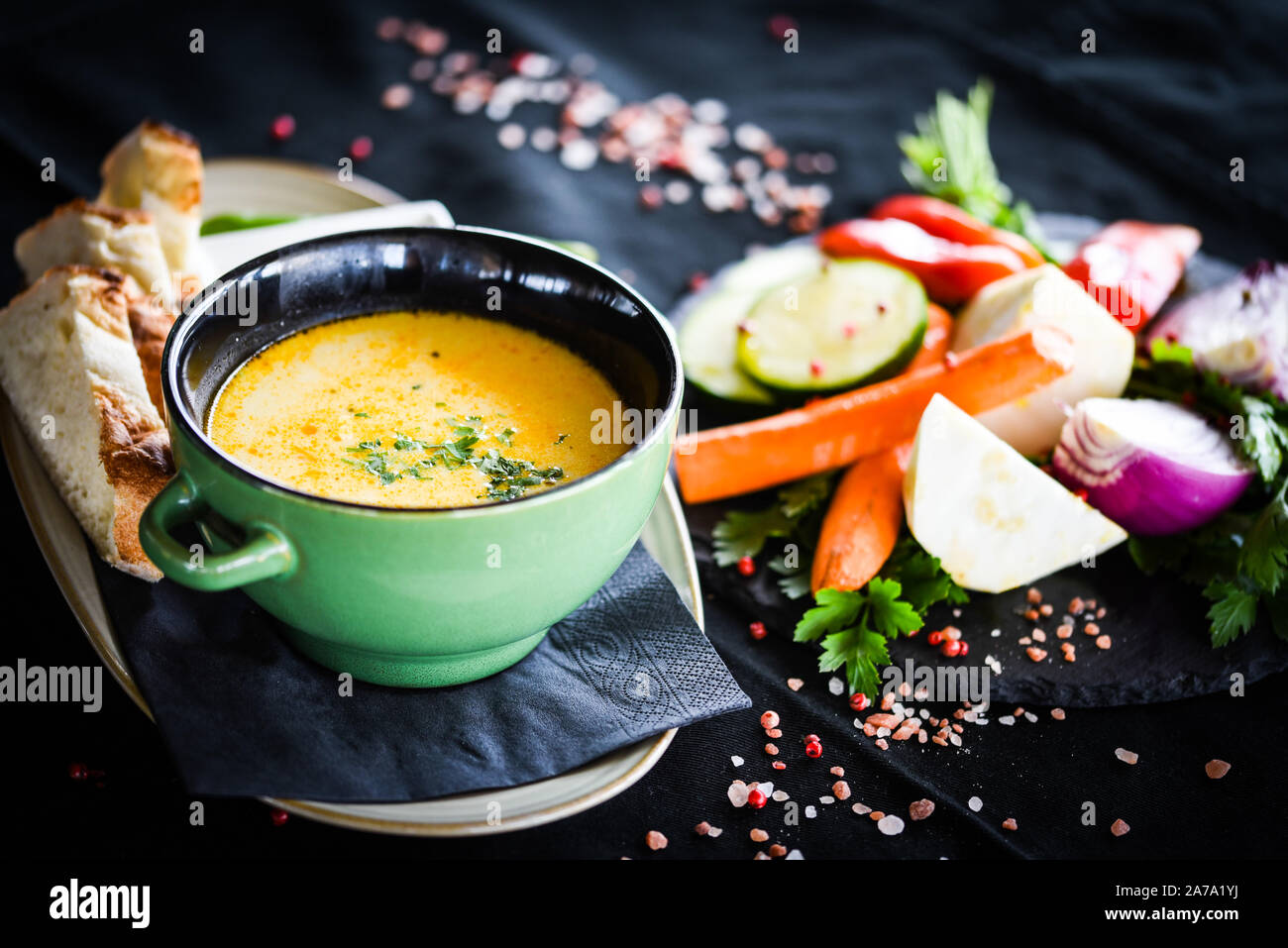 Griechische Hühnersuppe mit frischem Gemüse und hausgemachtem Brot Stockfoto