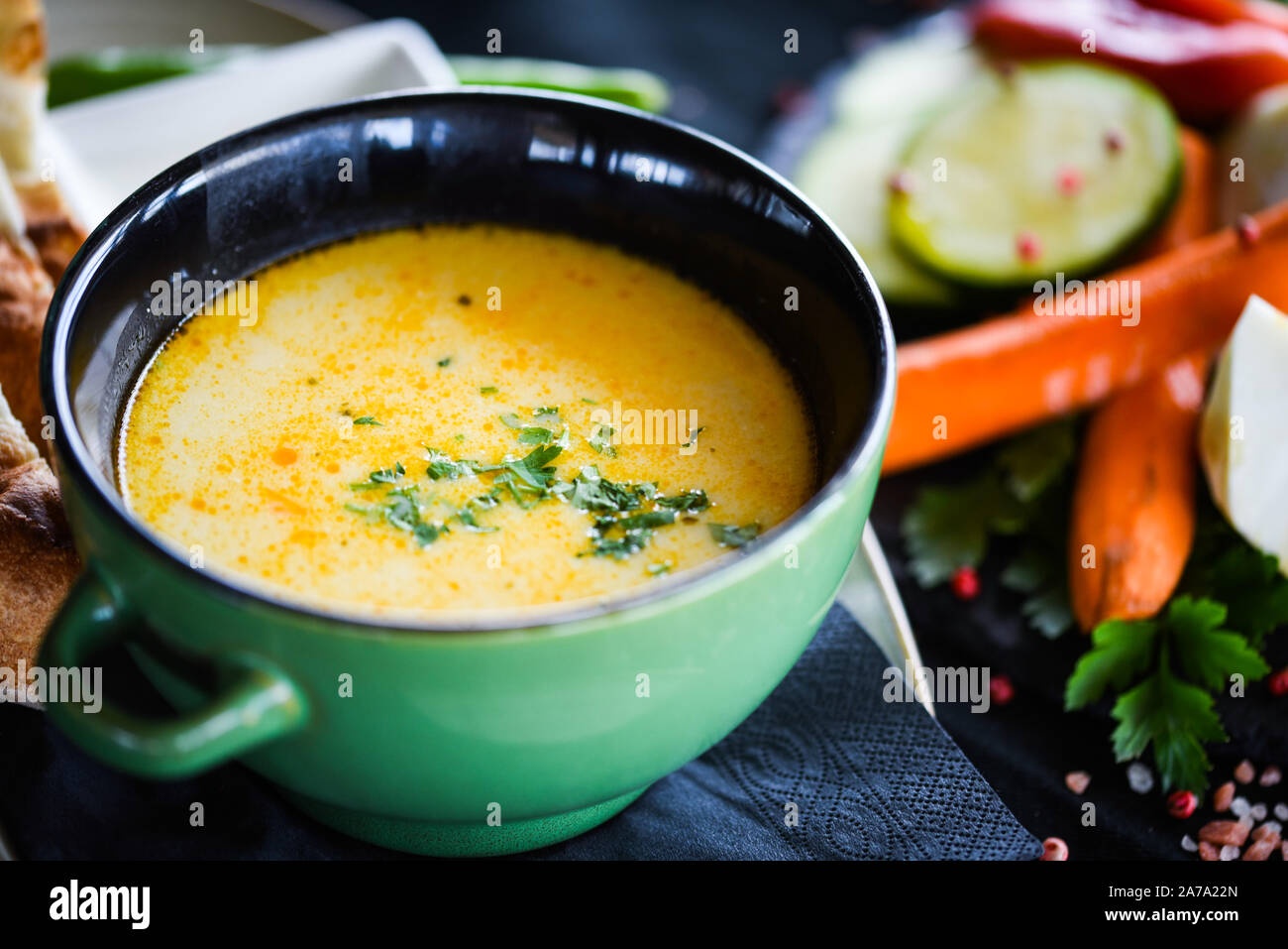 Griechische Hühnersuppe mit frischem Gemüse und hausgemachtem Brot Stockfoto