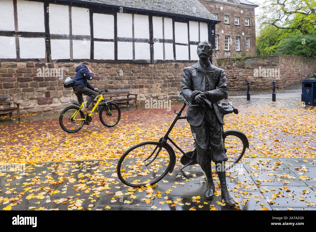 Edward Elgar, Statue, Kathedrale, Grün, Hereford, Kathedrale, Grafschaft, Stadt, in, England, Englisch, in der Nähe von, Wales, Welsh, Grenze, Herefordshire, UK, Großbritannien, Britische Stockfoto