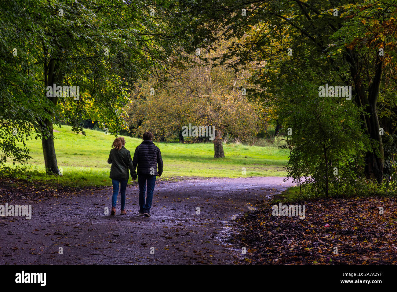 Sefton Park, ein paar wenige an einem Weg im Herbst, Liverpool, England, UK Stockfoto
