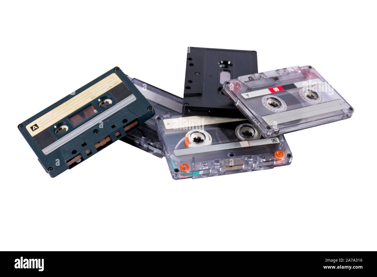 Alte Kassetten in einen Heap auf weißem Hintergrund Stockfoto