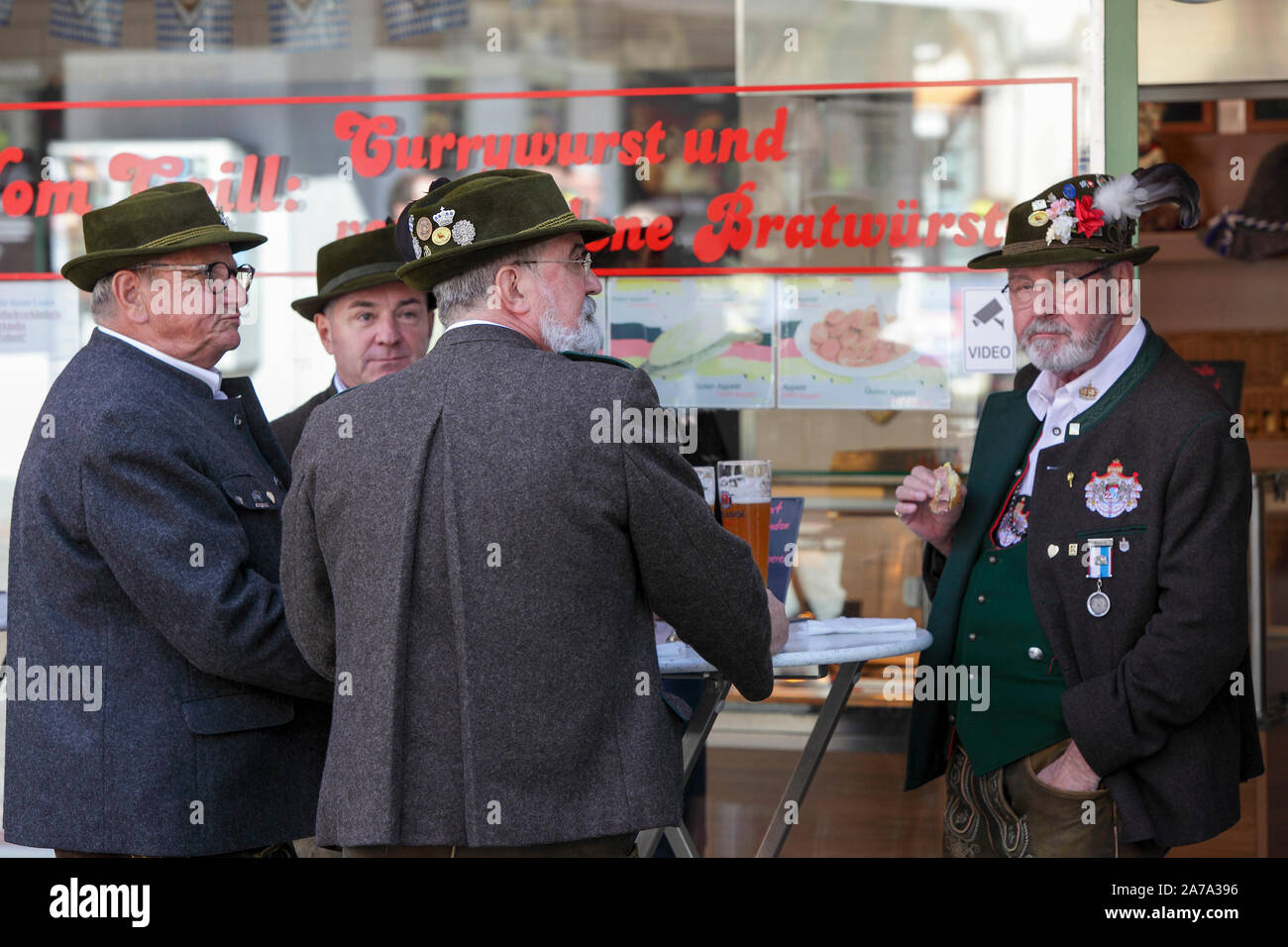 Vier ältere Deutsche Herren gekleidet in traditionelle bayerische Dress Code hier ruhig mit einem Bier in der Viktualienmarkt, München. Stockfoto