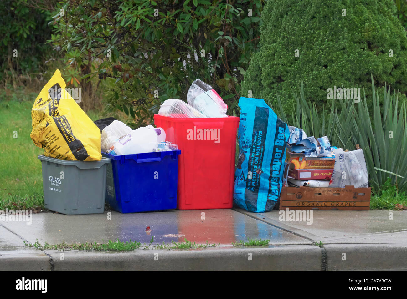 Recycling Fächer und Taschen am Straßenrand zur Abholung bereit. Stockfoto