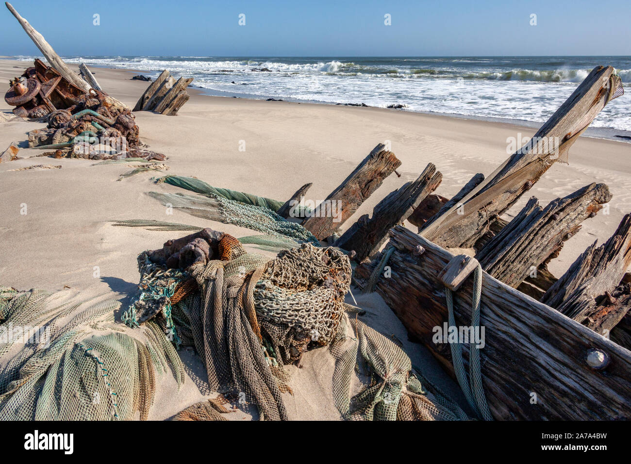 Wrack eines alten hölzernen Fischerboot an der Skelettküste in Namibia. Stockfoto