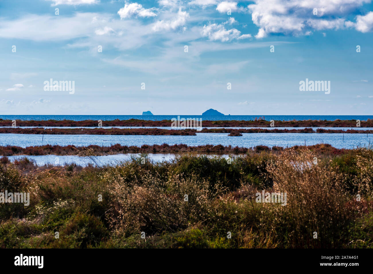 Wilden Süden Westen Sardiniens in der Ferne die Toro und Vacca Inseln. Blick von der Porto Botte Teich. Stockfoto