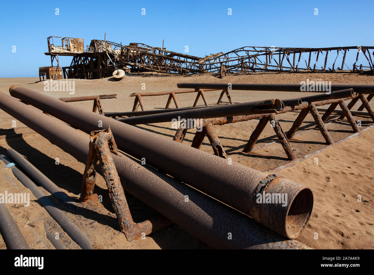 Abgebrochene Engineering rostenden Infrastruktur eines alten Bohrinsel an der Skelettküste in Namibia, Afrika. Stockfoto