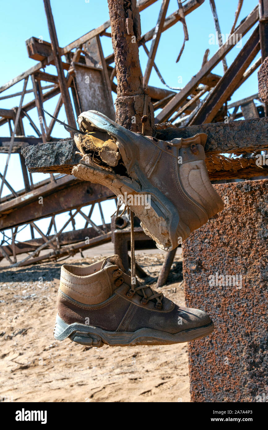 Abgebrochene Engineering - alten Stiefel und Rost Infrastruktur eines alten Bohrinsel an der Skelettküste in Namibia, Afrika. Stockfoto