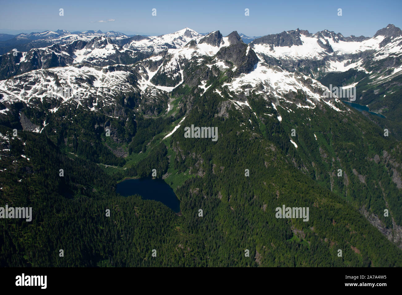 Luftaufnahmen, die die alpine und subalpine Berge und See entlang des Howe Sound zwischen Whistler und Squamish, British Columbia, Kanada. Stockfoto