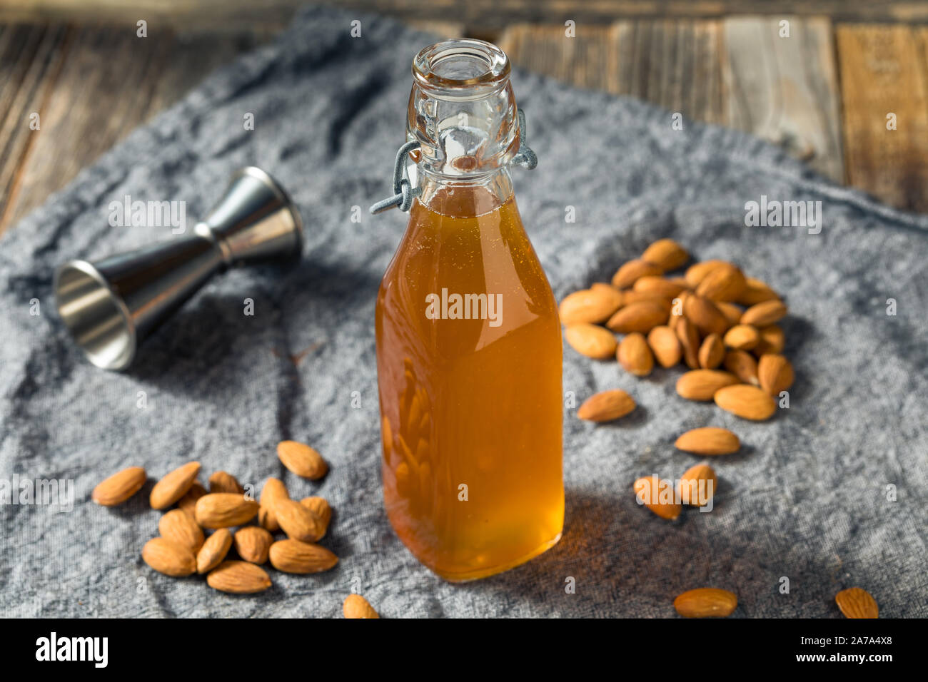 Hausgemachte Bio Mandel Orgeat Sirup in einer Flasche Stockfoto