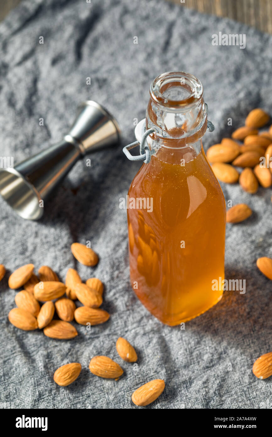 Hausgemachte Bio Mandel Orgeat Sirup in einer Flasche Stockfoto