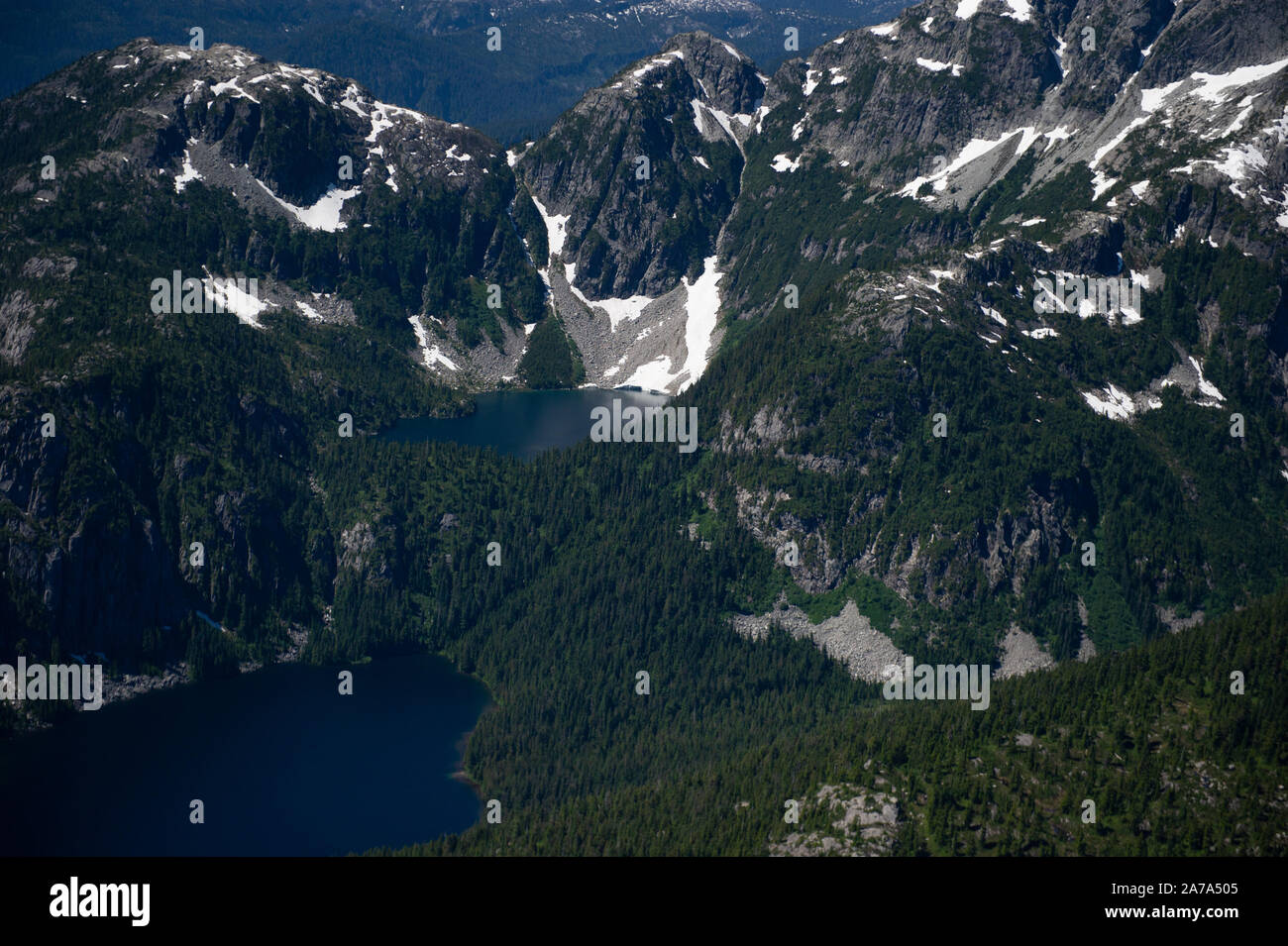 Luftaufnahmen, die die alpine und subalpine Berge und See entlang des Howe Sound zwischen Whistler und Squamish, British Columbia, Kanada. Stockfoto