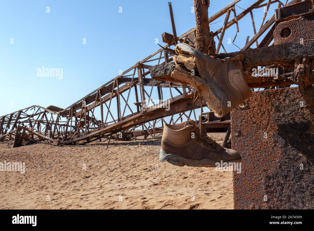 Abgebrochene Engineering rostenden Infrastruktur eines alten Bohrinsel an der Skelettküste in Namibia, Afrika. Stockfoto