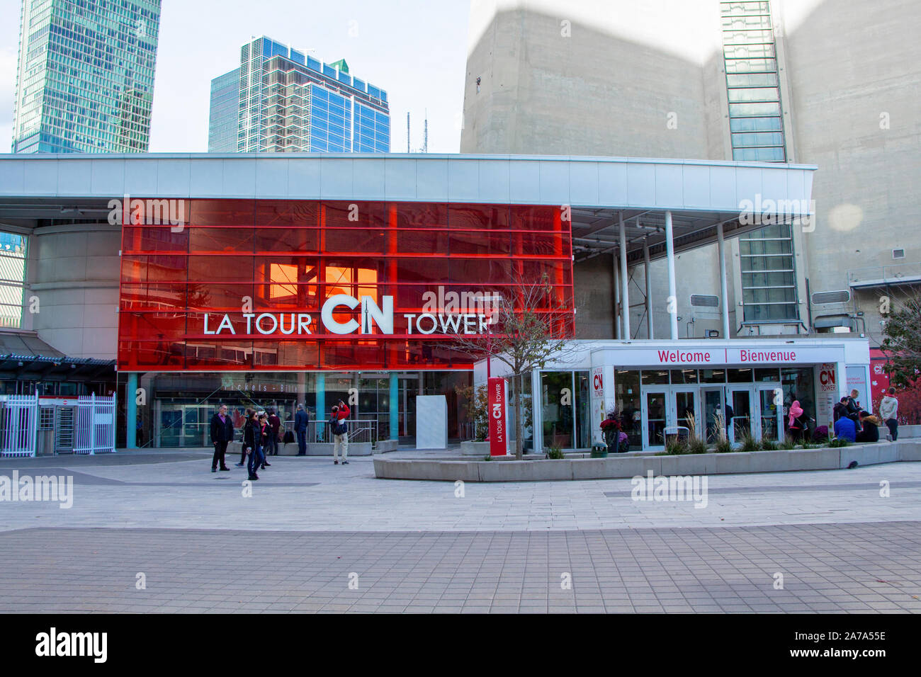 Toronto, Ontario, Kanada - 21. OKTOBER 2019: Basis der CN Tower Gebäude, vor dem Eingang des CN Tower in der Innenstadt von Toronto. Stockfoto