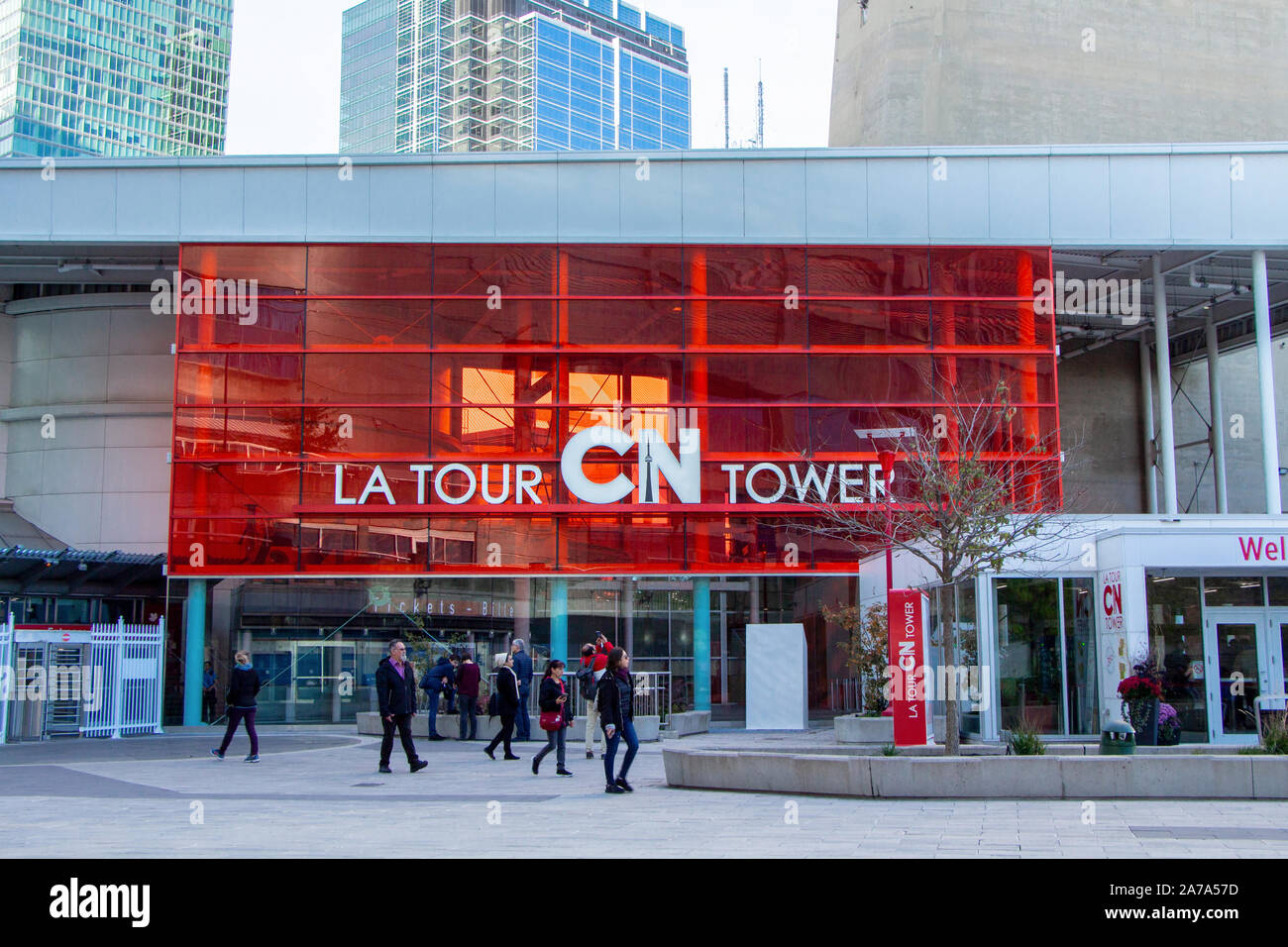 Toronto, Ontario, Kanada - 21. OKTOBER 2019: Basis der CN Tower Gebäude, vor dem Eingang des CN Tower in der Innenstadt von Toronto. Stockfoto