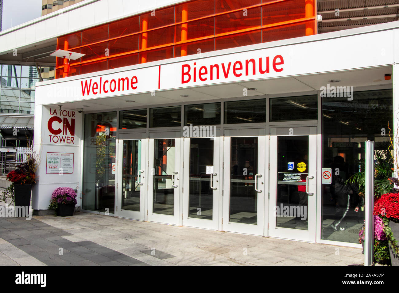 Toronto, Ontario, Kanada - 21. OKTOBER 2019: Basis der CN Tower Gebäude, vor dem Eingang des CN Tower in der Innenstadt von Toronto. Stockfoto