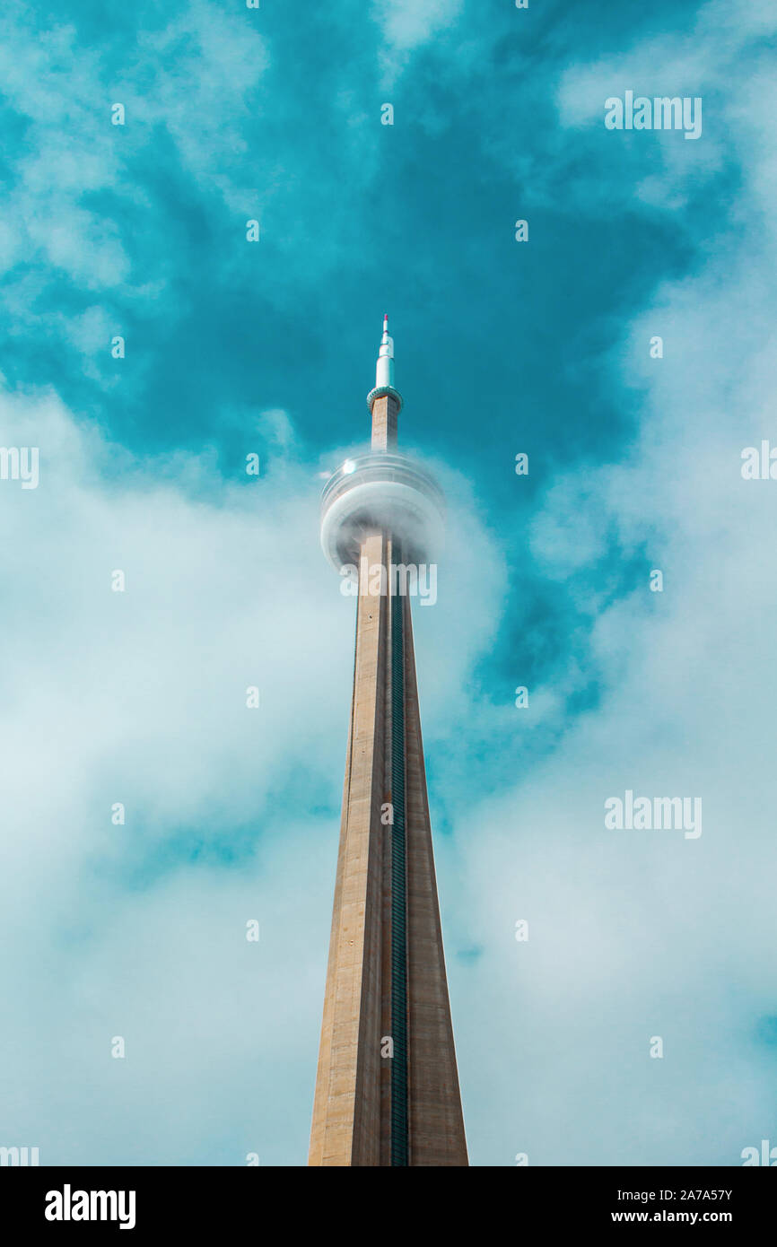Toronto, Ontario, Kanada - 21. OKTOBER 2019: Tag der Blick auf den CN Tower von weißen Wolken in der Innenstadt von Toronto. Ein Wahrzeichen und Touristenattraktion Stockfoto