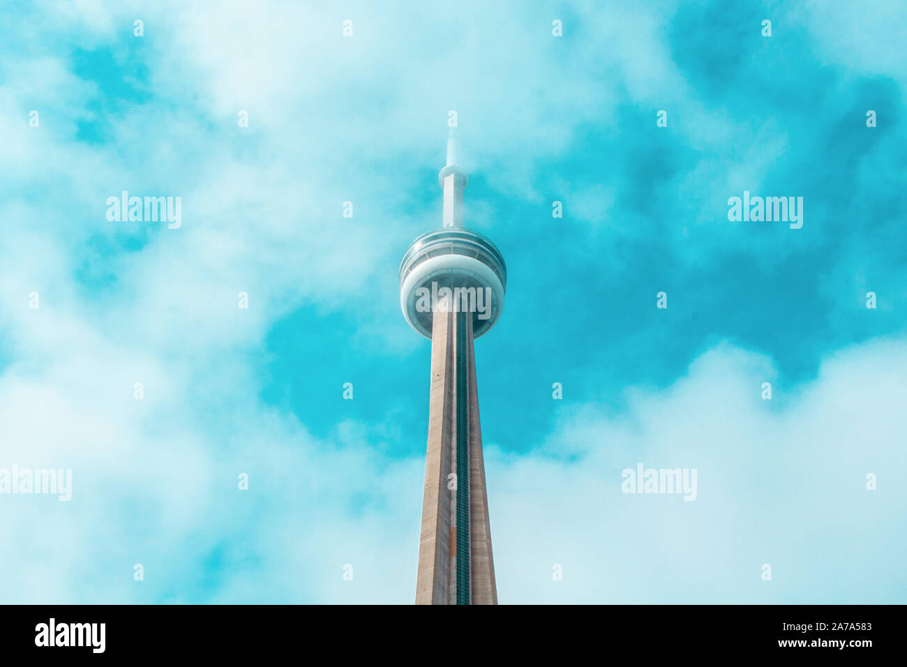 Toronto, Ontario, Kanada - 21. OKTOBER 2019: Tag der Blick auf den CN Tower, umgeben von weißen Wolken in der Innenstadt von Toronto. Ein Wahrzeichen und touristische Umgebung Stockfoto