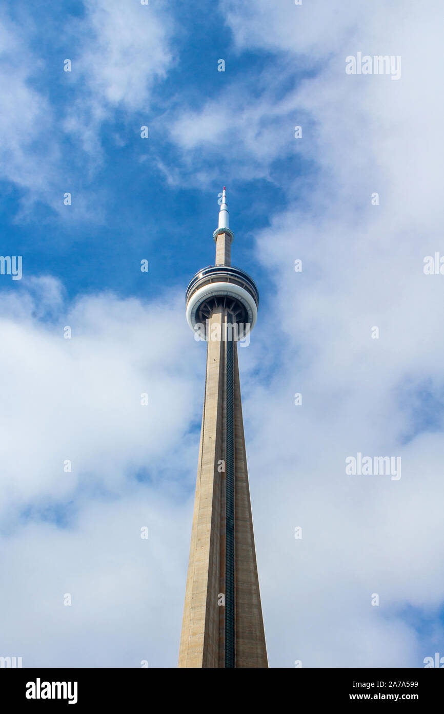 Toronto, Ontario, Kanada - 21. OKTOBER 2019: Tag der Blick auf den CN Tower an einem bewölkten Tag in der Innenstadt von Toronto. Ein Wahrzeichen und Touristenattraktion. Stockfoto