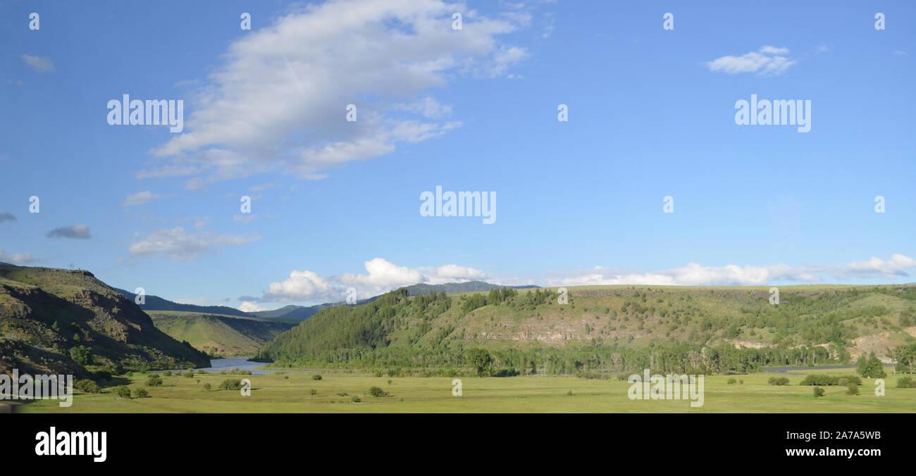 Später Frühling in Idaho: Snake River schneidet durch Conant Tal in der Nähe des Swan Valley Stockfoto