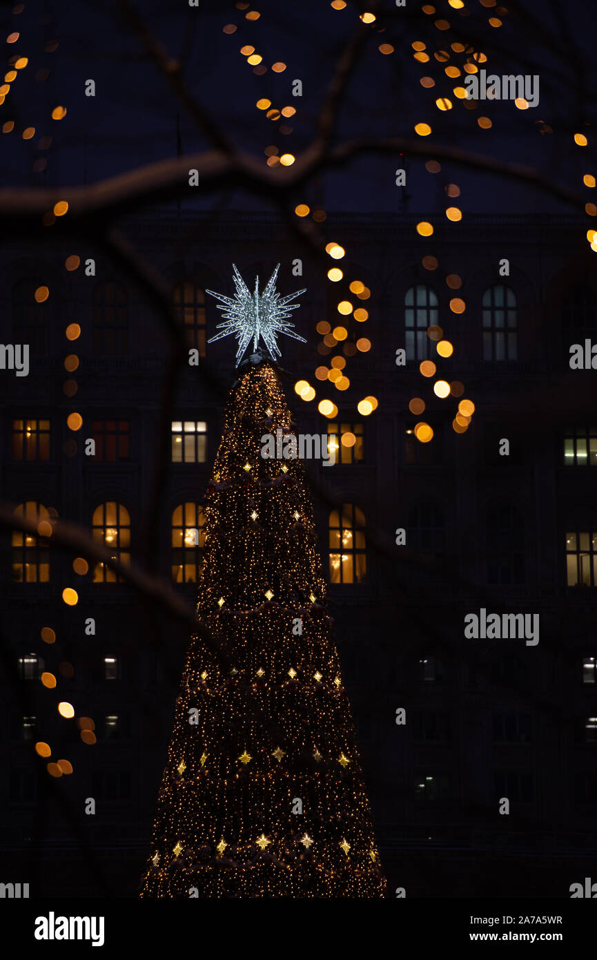 Der Weihnachtsmarkt in Bukarest, Rumänien, Vitrinen festliche Lichter und Displays. Stockfoto