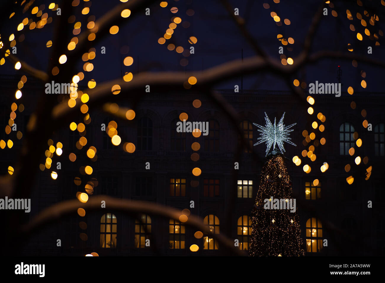 Der Weihnachtsmarkt in Bukarest, Rumänien, Vitrinen festliche Lichter und Displays. Stockfoto