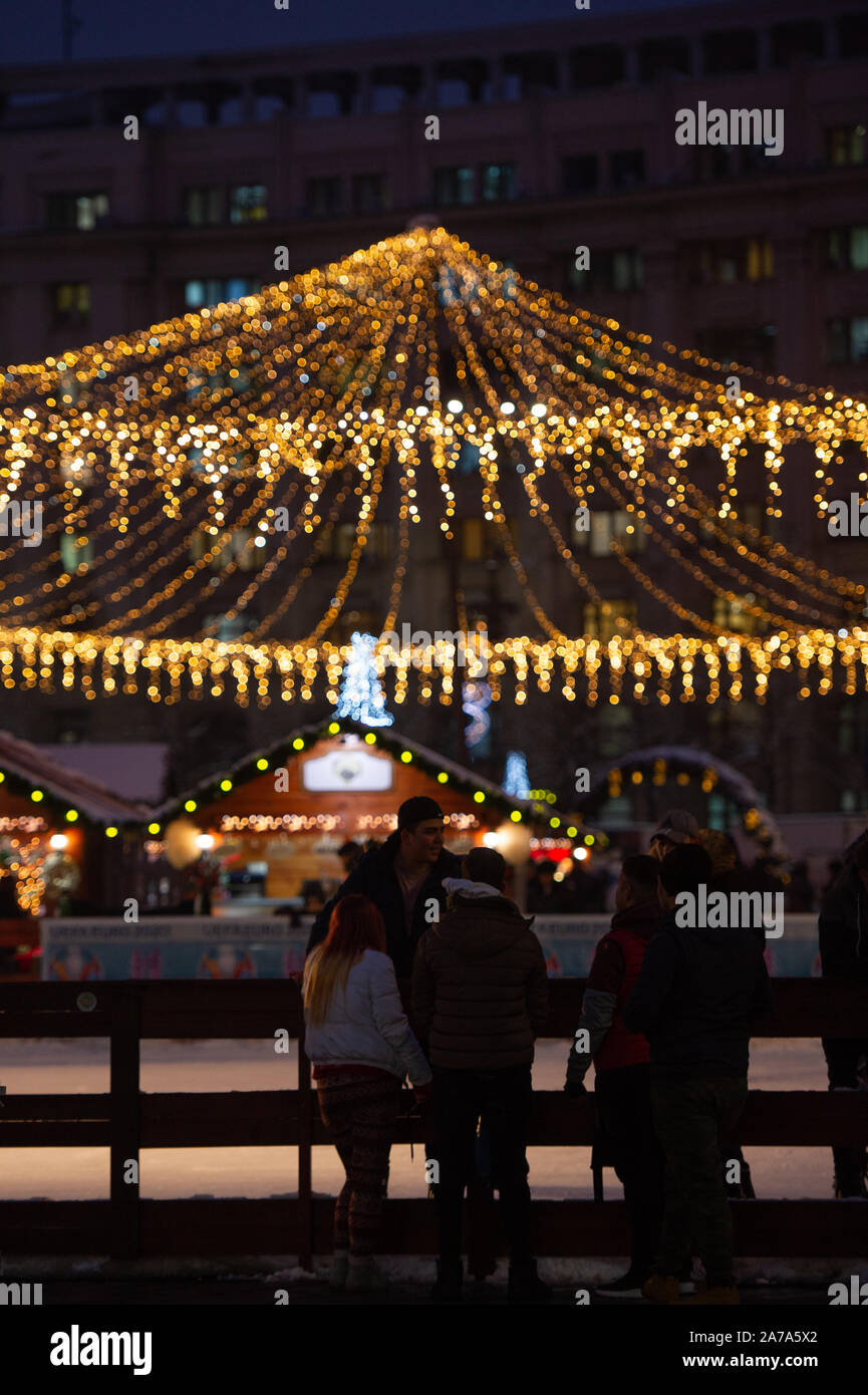 Der Weihnachtsmarkt in Bukarest, Rumänien, Vitrinen festliche Lichter und Displays. Stockfoto