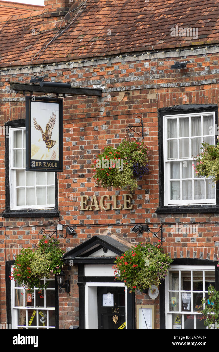 Der Eagle Pub, eine traditionelle öffentliche Haus und denkmalgeschützte Gebäude auf Amersham Altstadt High Street, Buckinghamshire, Großbritannien Stockfoto