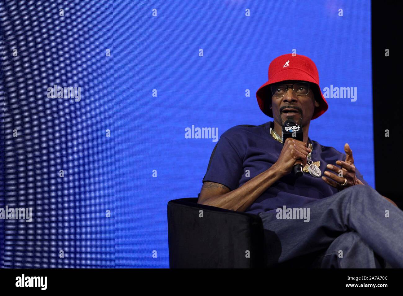 Die Herstellung von TDE mit Snoop Dogg auf der Bühne an der Revolte Gipfel x AT&T LA am 25. Oktober 2019 im Magic Box in Los Angeles, Kalifornien. Stockfoto