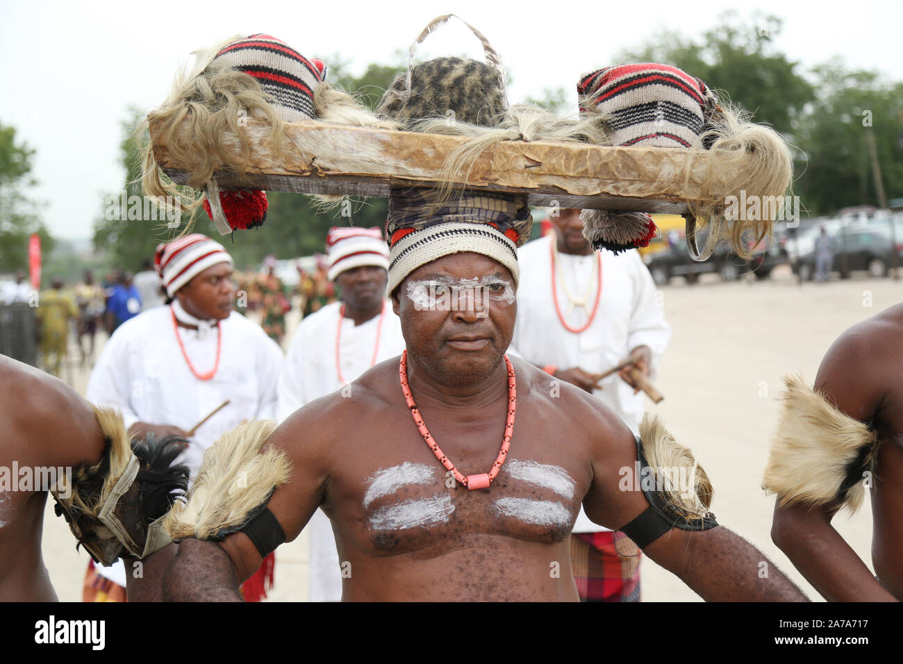 Igbo-Künstler, die den Ikpirikpi-ogu (Kriegstanz) während des African Drum Festivals in Abeokuta, Ogun State Nigeria aufführen. Stockfoto