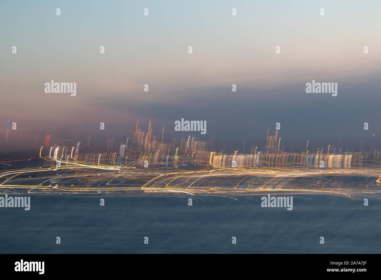 Weichen goldenen Licht, Fotos mit langer Belichtungszeit, abstrakte Wirbel und Wellen auf das Meer im Hintergrund Stockfoto