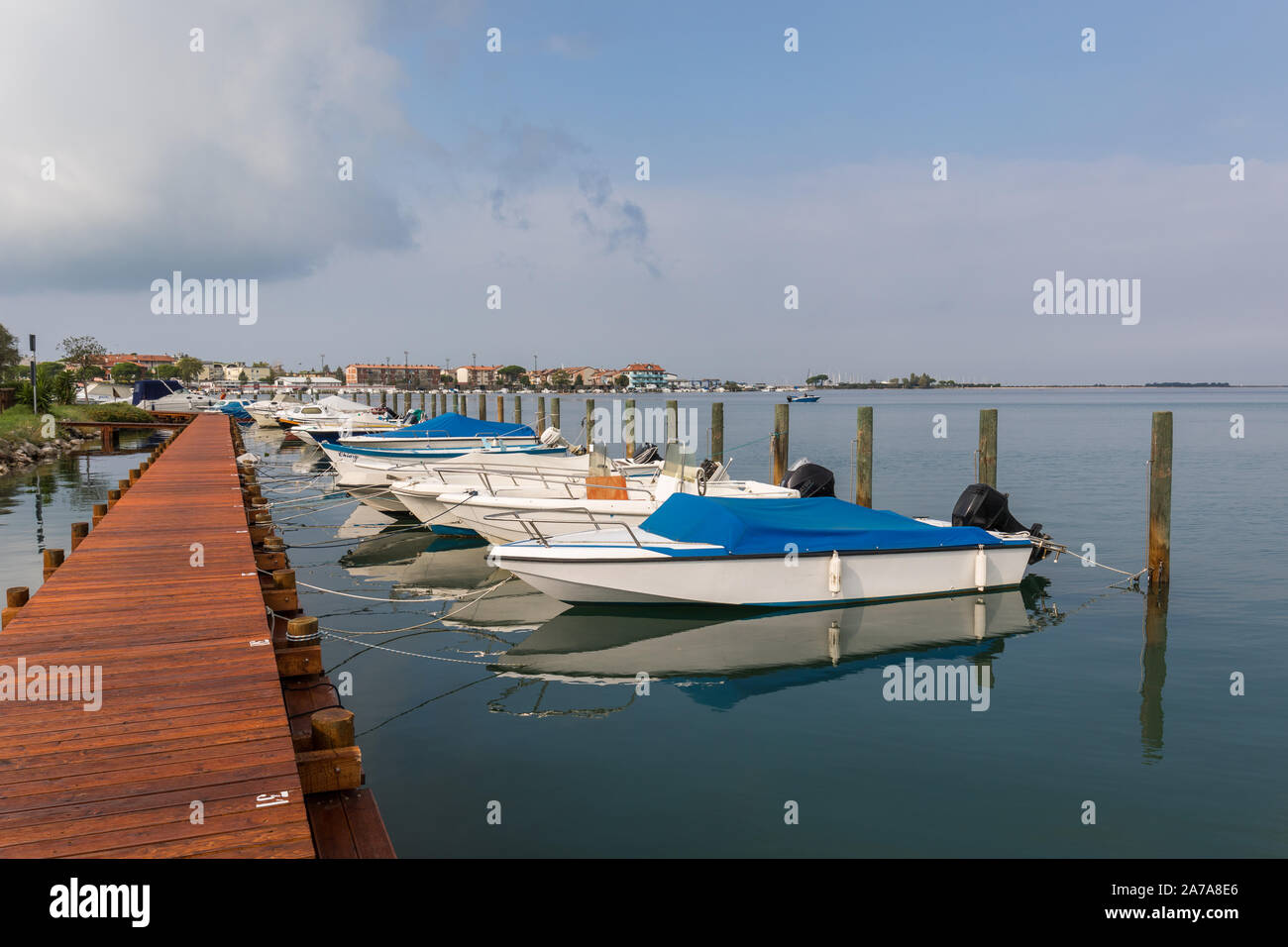 Boote gebunden an hölzernen Pier in Grado, Friaul-Julisch Venetien, Italien Stockfoto