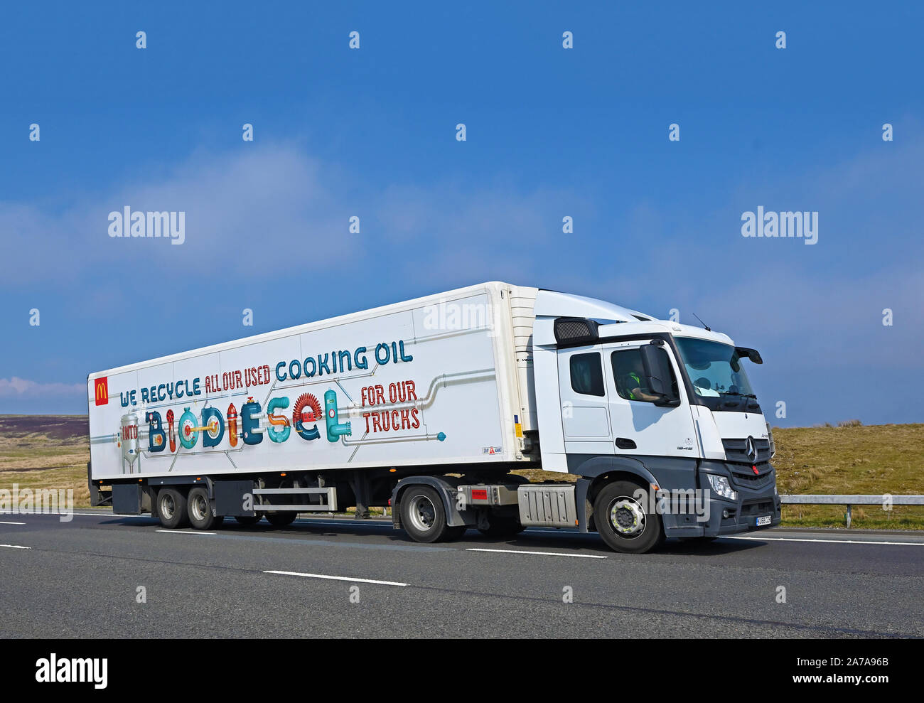 McDonald's Biodiesel HGV. Autobahn M6 Richtung Süden, Shap, Cumbria, England, Vereinigtes Königreich, Europa. Stockfoto
