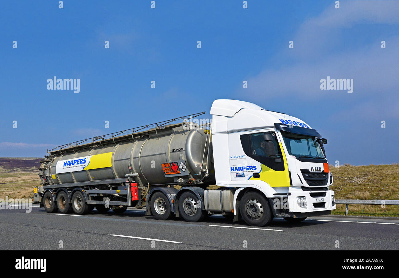 Harpers Umwelt Dienstleistungen für die Industrie Tanker. Autobahn M6 Richtung Süden, Shap, Cumbria, England, Vereinigtes Königreich, Europa. Stockfoto