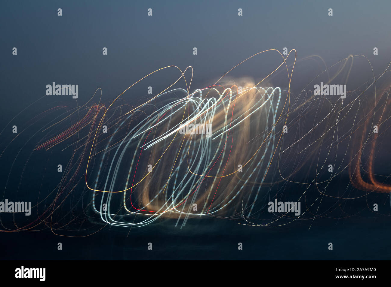 Linien von Licht in Bewegung. Freezelight Fotografie, city lights Stockfoto