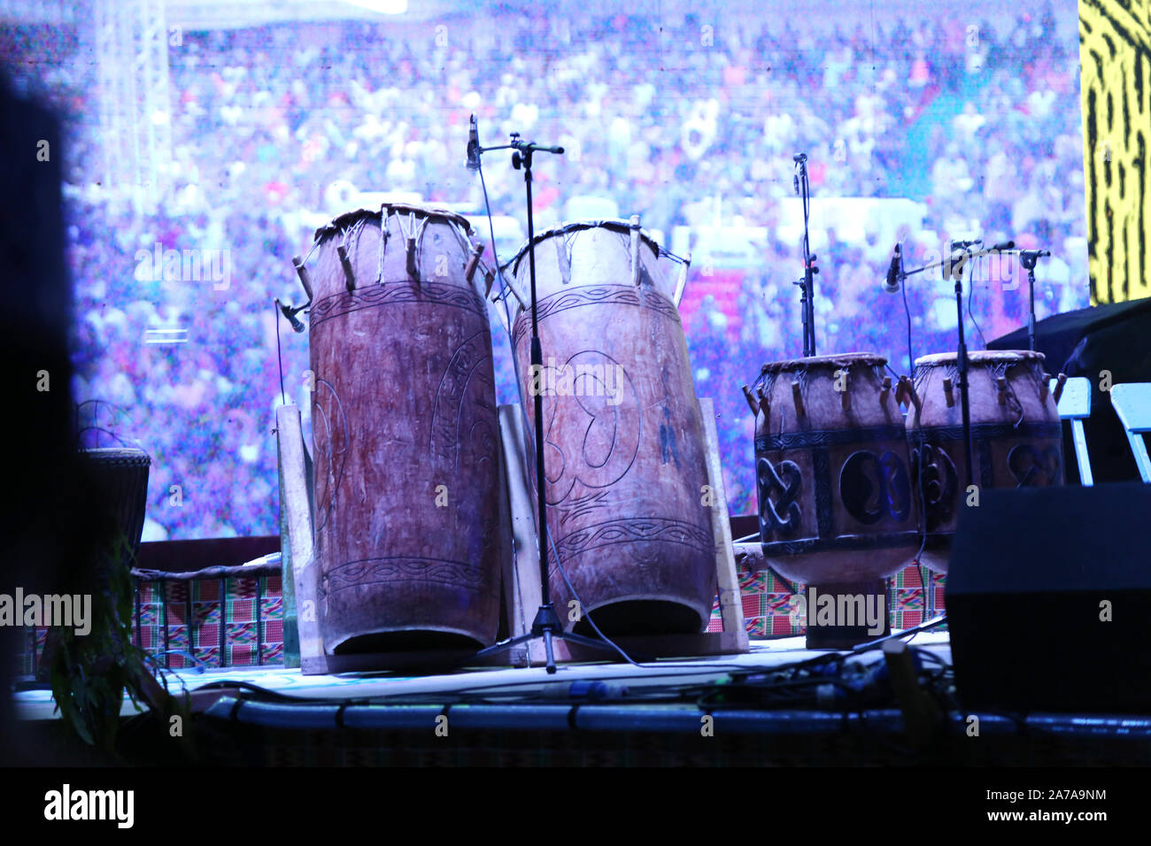 Traditionelle Drums werden auf dem African Drum Festival in Abeokuta, Ogun State, Nigeria, gezeigt. Stockfoto
