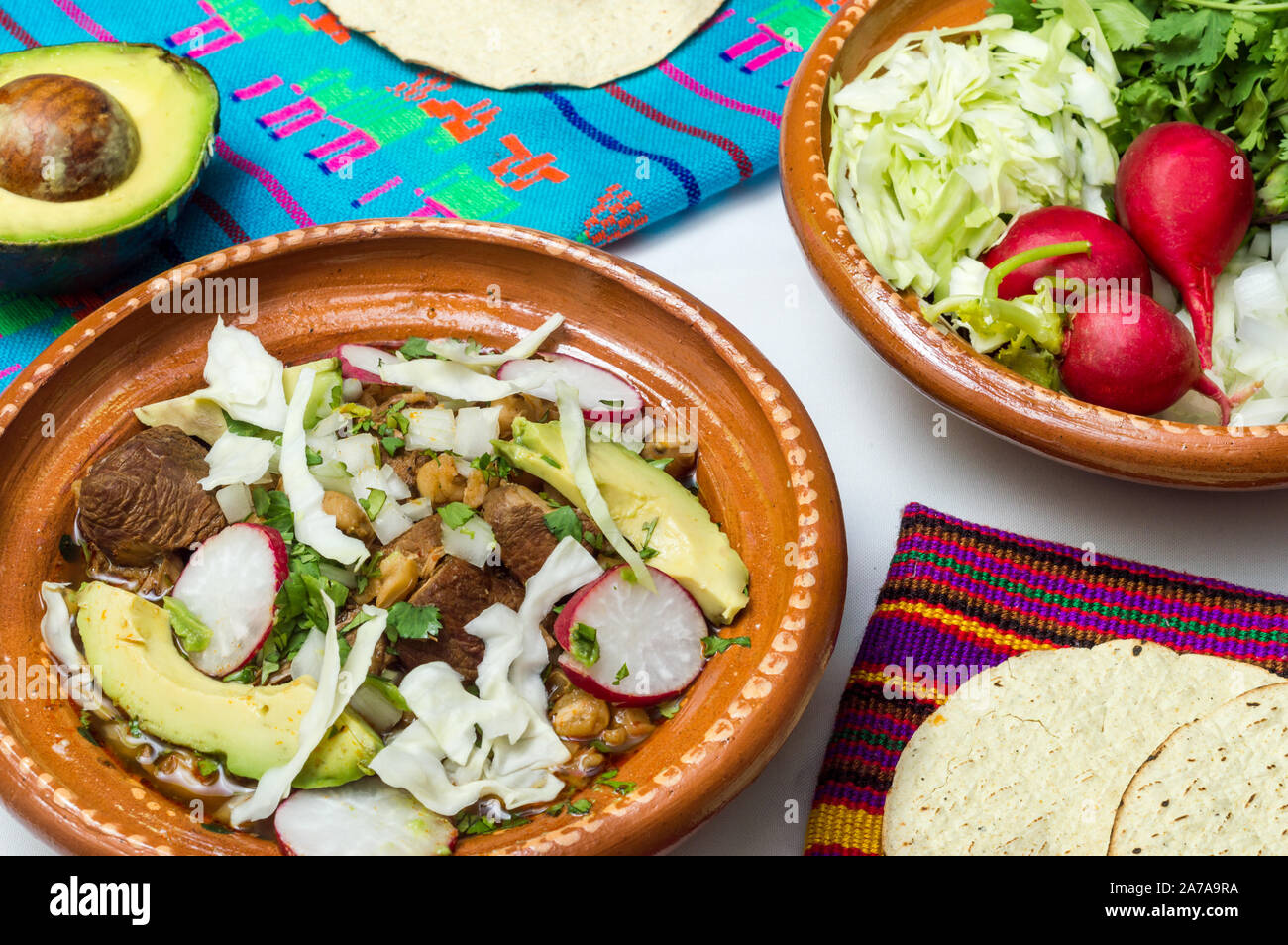 Red Pozole, einer traditionellen mexikanischen Eintopf mit Schweinefleisch und hominy Mais hergestellt. In der aztekischen Blütezeit, wurde dieses Gericht mit menschlichem Fleisch, aber die Spanier endete Stockfoto