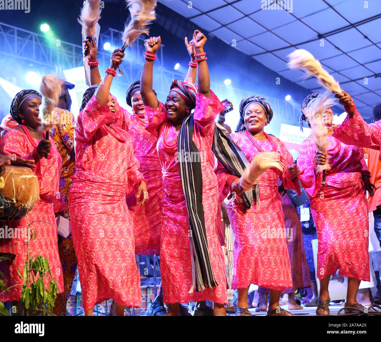 Afrikanische traditionelle Frauen tanzen während des African Drum Festivals in Abeokuta, Ogun State Nigeria. Stockfoto