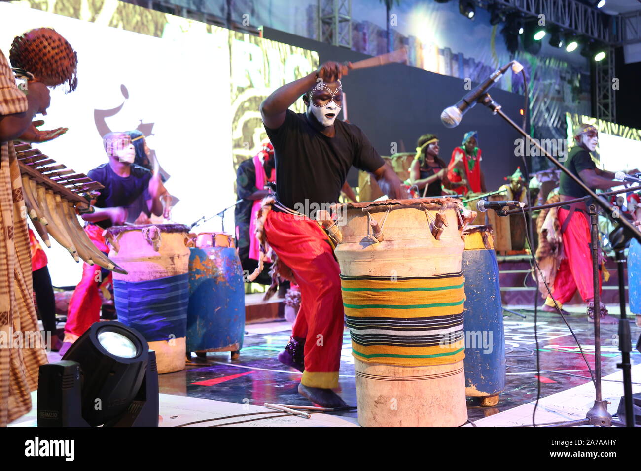 Afrikanischer Mann mit seinem gemalten Gesicht trommingwährend des African Drum Festivals in Abeokuta, Ogun State Nigeria. Stockfoto