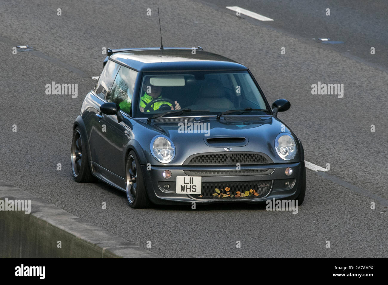 2004 grau Mini Mini Cooper S; Fahrt auf der Autobahn M6 in der Nähe von Preston in Lancashire, Großbritannien Stockfoto