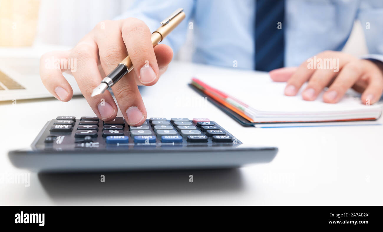 Steuerberater steuerliche Informationen oder geschäftlicher Daten berechnen. Unternehmer arbeiten im Büro Stockfoto