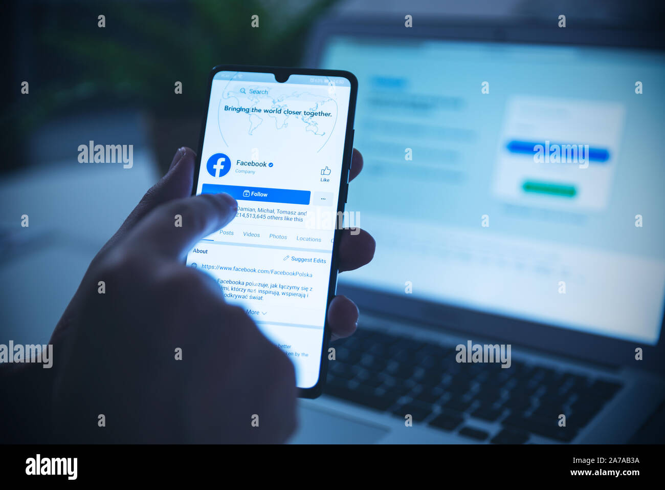 Wroclaw, Polen - Oct 23, 2019: der Mann, der die Verwendung von Facebook-Anwendungstyp auf Huawei P30. Facebook ist beliebteste Social Media Service. Stockfoto