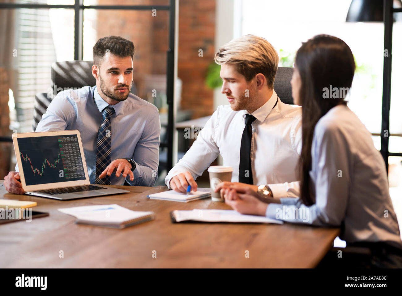 Gruppe junger Geschäftsleute mit Laptops. Finanz- und Rechnungswesen Diskussion über business meeting Stockfoto
