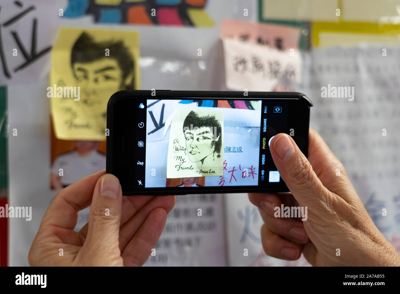 Fotografieren Post it Note mit Bruce Lee an Lennon Wall im öffentlichen Unterführung bei Tai Po Markt in New Territories von Hong Kong. Wände sind zu displ Stockfoto
