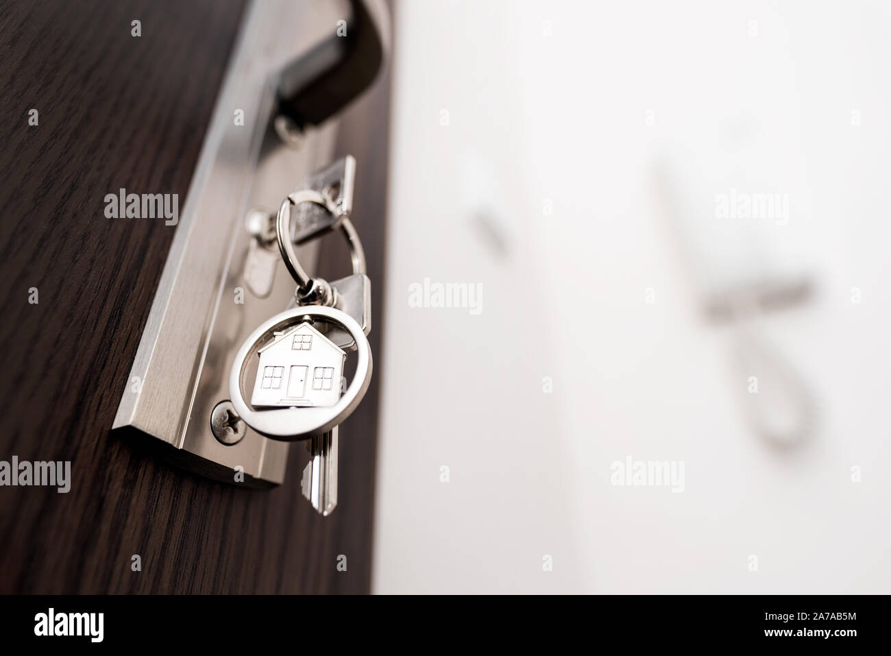 Schlüssel für die Wohnung in der Tür. Immobilien, Hypotheken Wohnung. Stockfoto