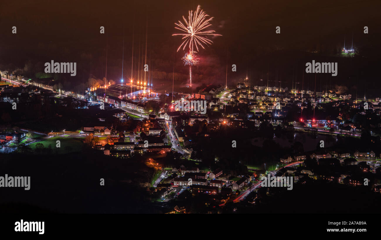 Feuerwerk am 5. November - Guy Fawkes Nacht - im Lennoxtown Dorf, Schottland Stockfoto